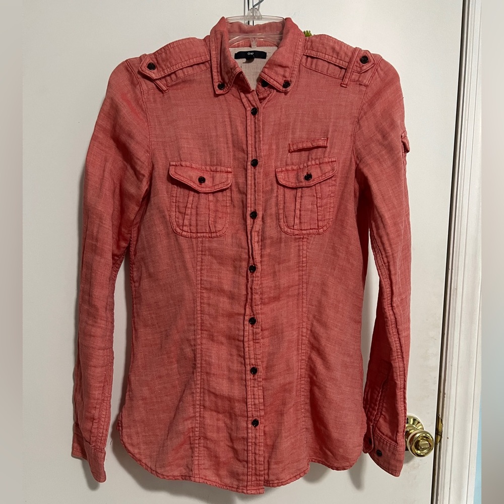 Gap Red Shirt Chambray Button-down Size Medium, so flattering and versatile!
